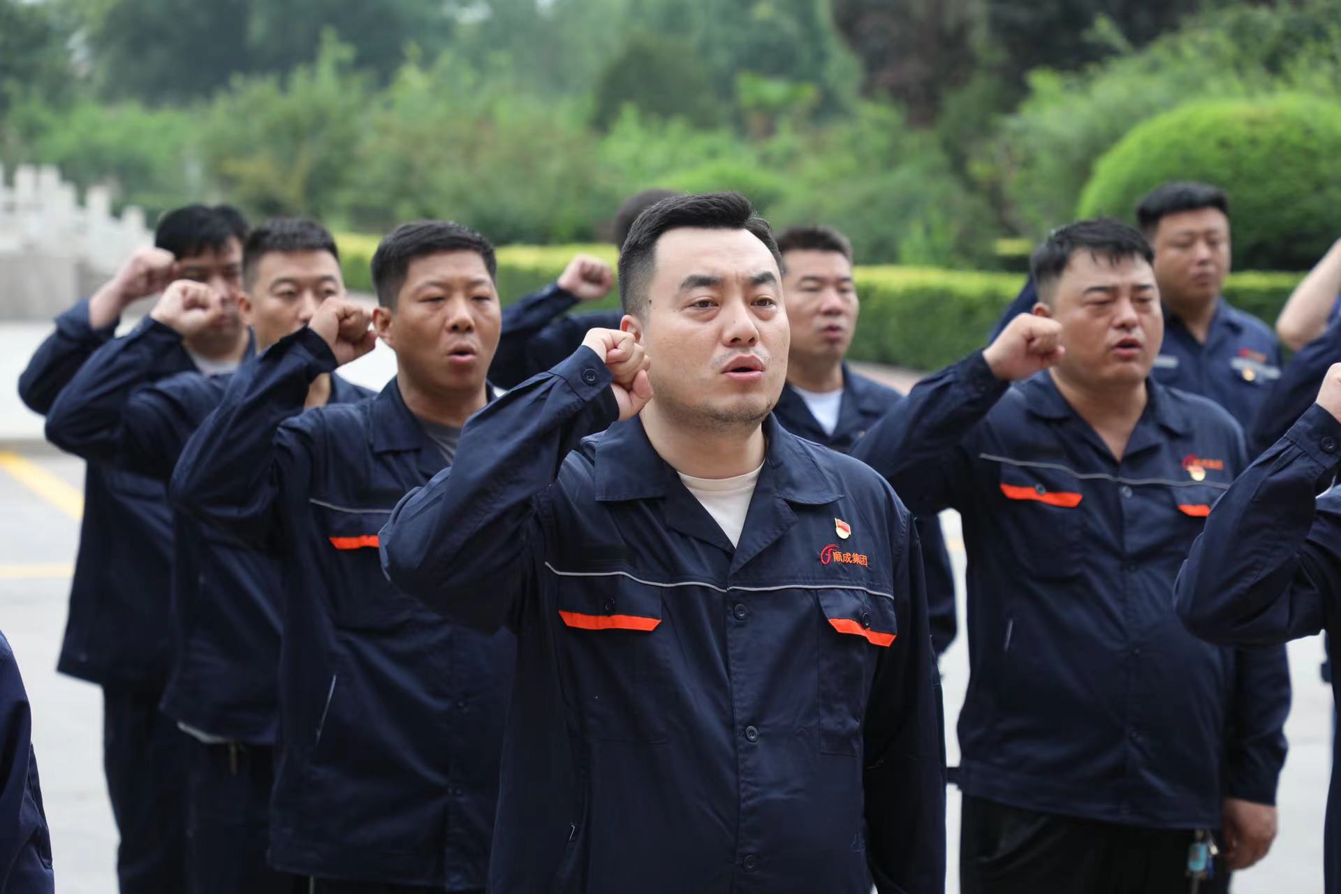 隆沉进行留想建党103周年升旗典礼